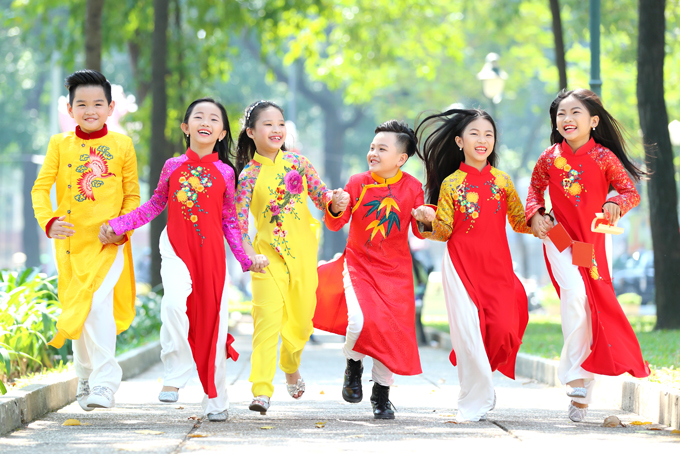 Children wearing Ao Dai are happy to welcome Tet
