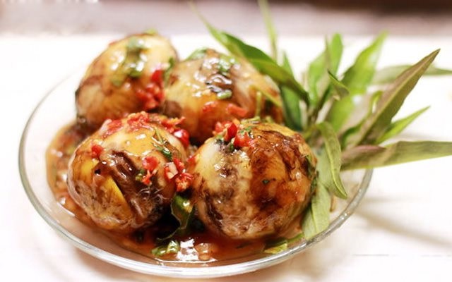 Stir-fried balut with tamarind sauce