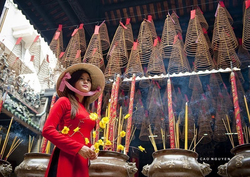 Going to pagodas is how Vietnamese celebrate the lunar new year