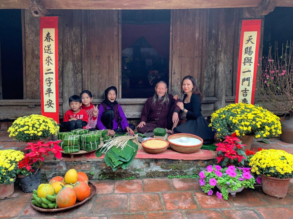 Prepare Banh Chung for Tet is how Vietnamese celebrate the lunar new year